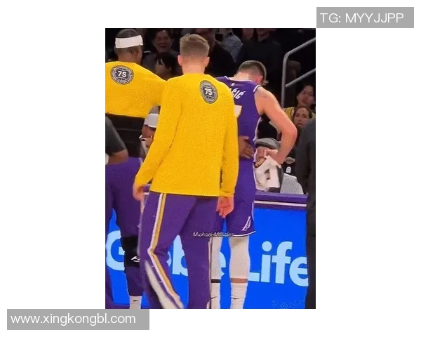 东契奇退赛怒踢广告牌,湖人险胜76人:里夫斯居然带的动詹姆斯